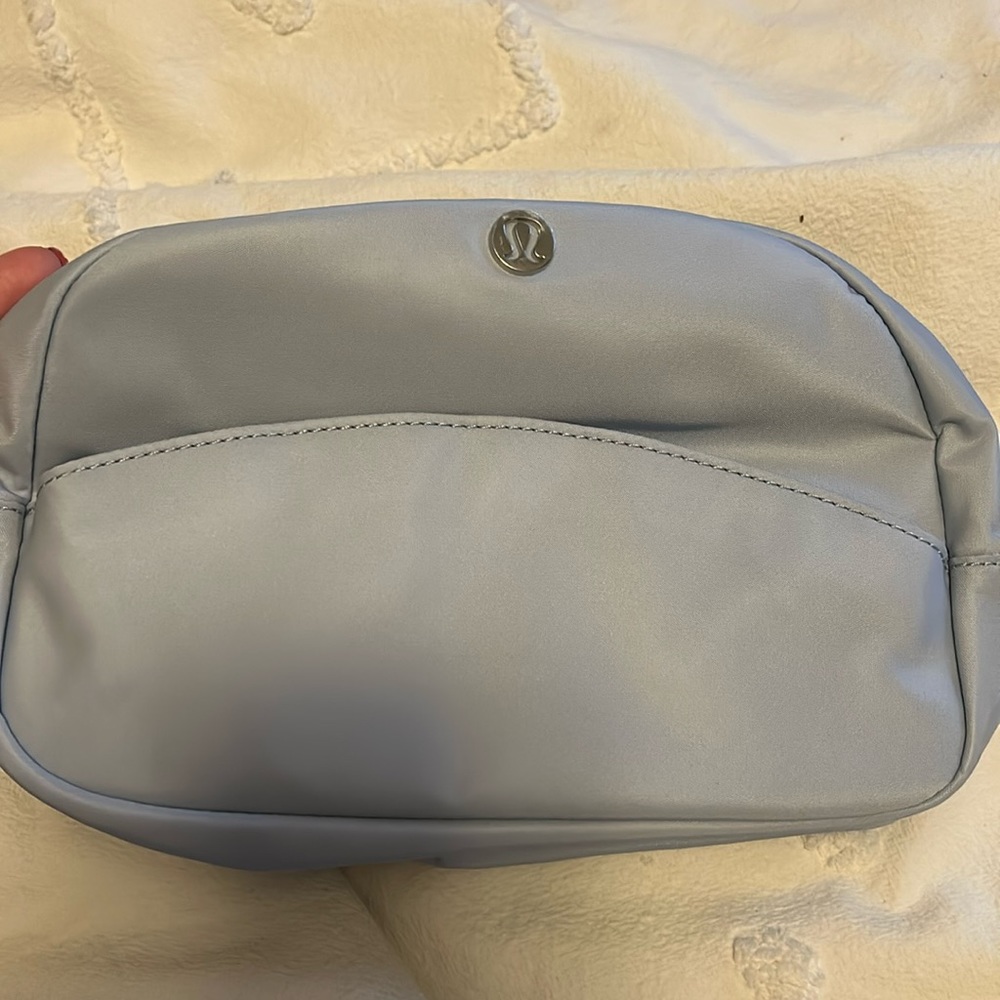 BNWT Lululemon Go Getter pouch in blue linen